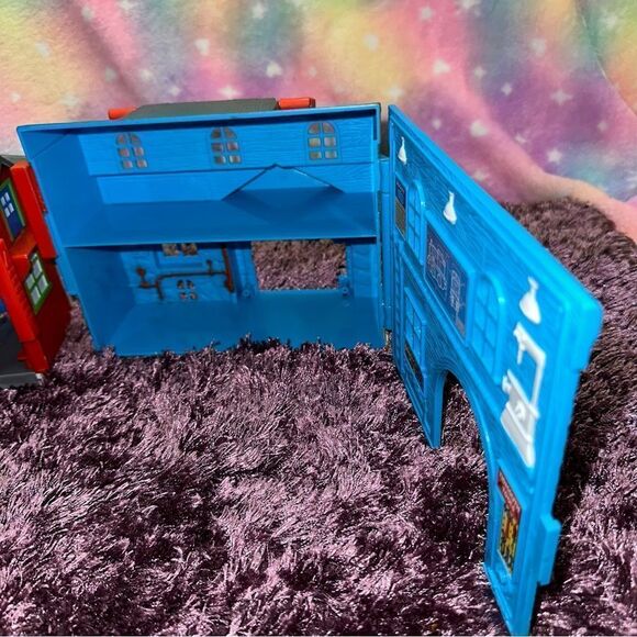 Thomas and friends SODOR ENGINE & RECUE STATION play set - Picture 5 of 10